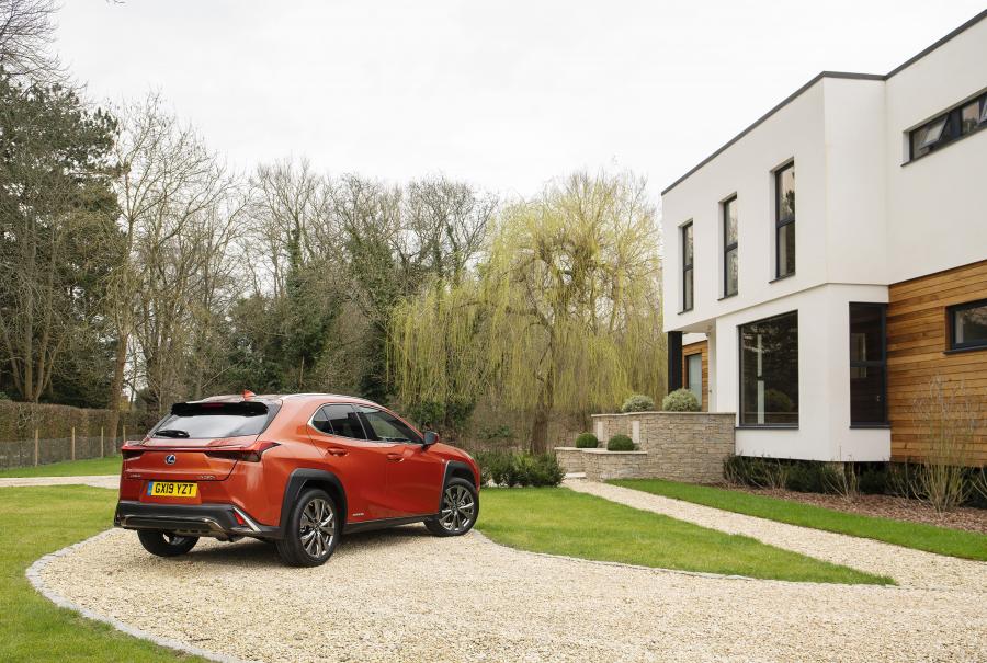  Lexus UX250h F-Sport 2019 года  (UK) (фото 24 из 40)